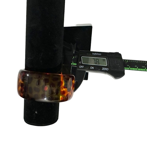 Vtg Signed Joan Rivers Faux Tortoise Leopard Cheetah Print Lucite Chunky Bangle - Picture 14 of 16